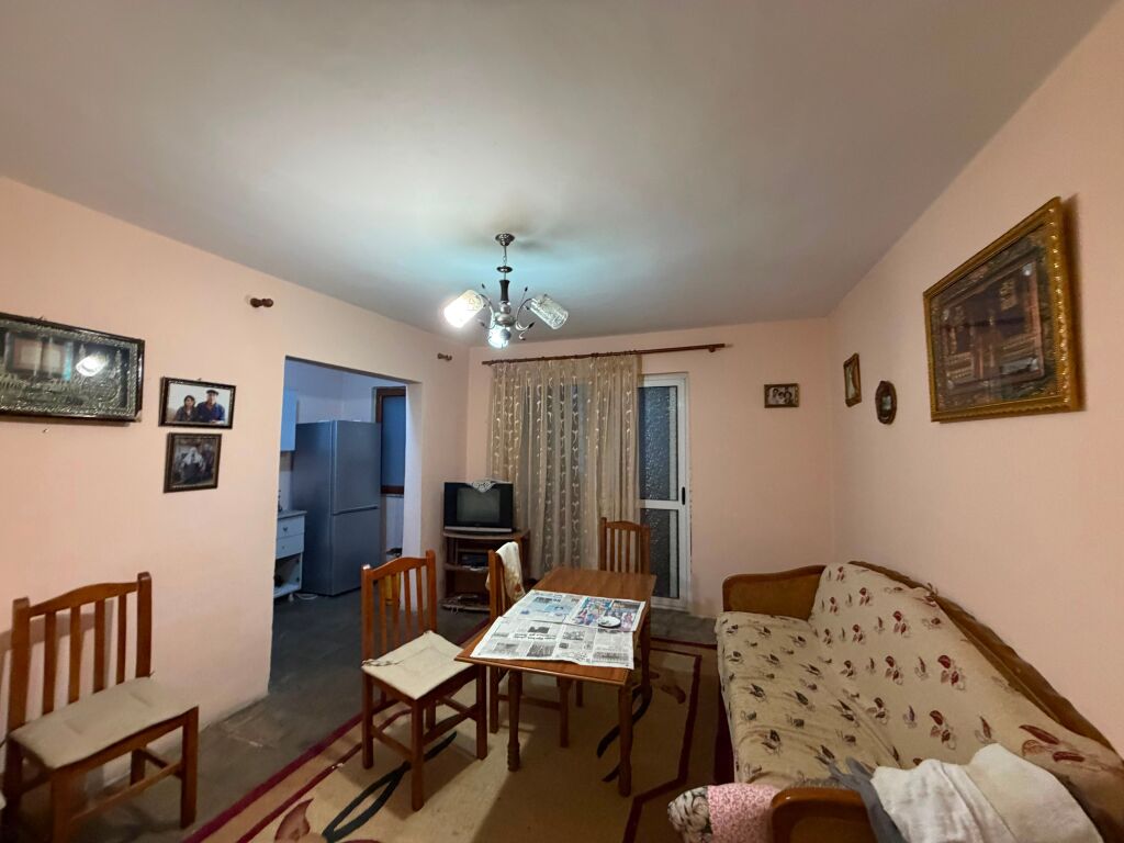 Shitet Apartament 1+1 te Kazazi