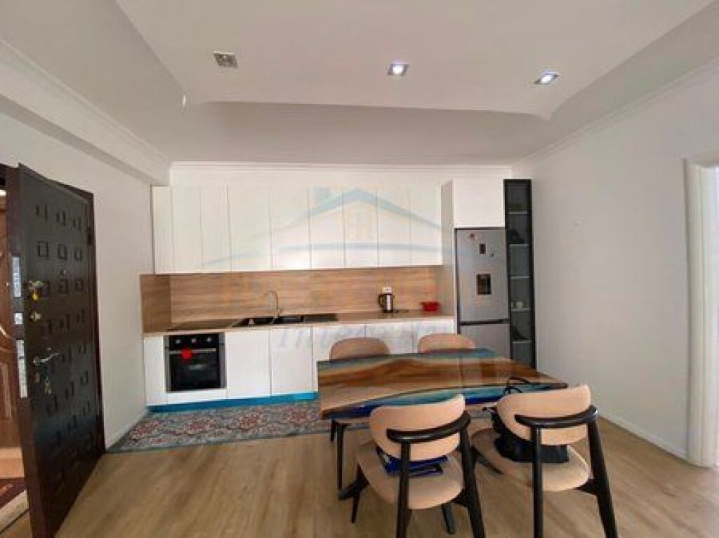 Shitet, Apartament 2+1, Fresku, Tiranë.