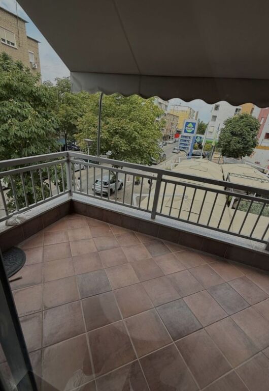 APARTMENT FOR RENT – “XHANFIZE KEKO” STREET NEAR THE EUROPEAN SCHOOL  Apartment 1+1 for rent in a new building, in one of the most sought-after areas of Tirana.  📐 Area: 72 m² 🏢 4th floor with elevator 🛋️ Fully furnished and equipped 🏗️ New construction  The apartment is organized into a living room + kitchen, 1 bedroom, bathroom, and balcony.  💶 Price: 500 Euro/month