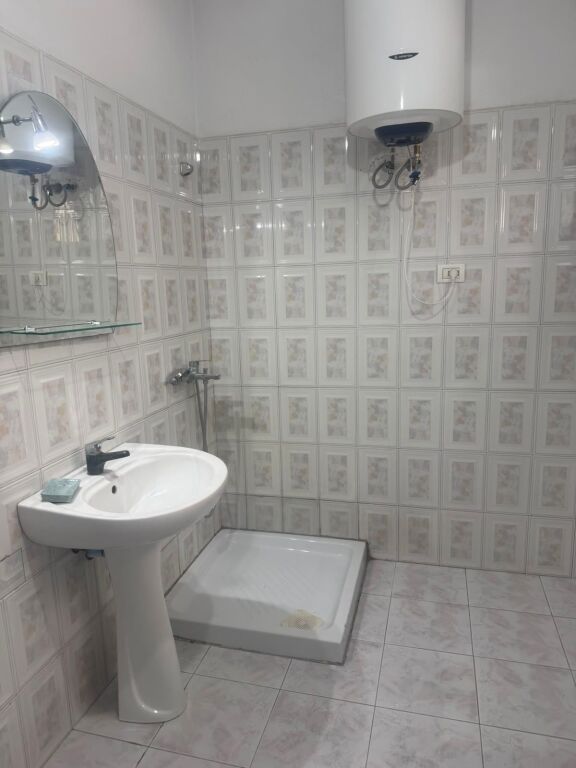 🏠 Astir,jepet me qera,ne katin e 1-re te nje vile apartament 2+1, i mobiluar.40,000Leke
