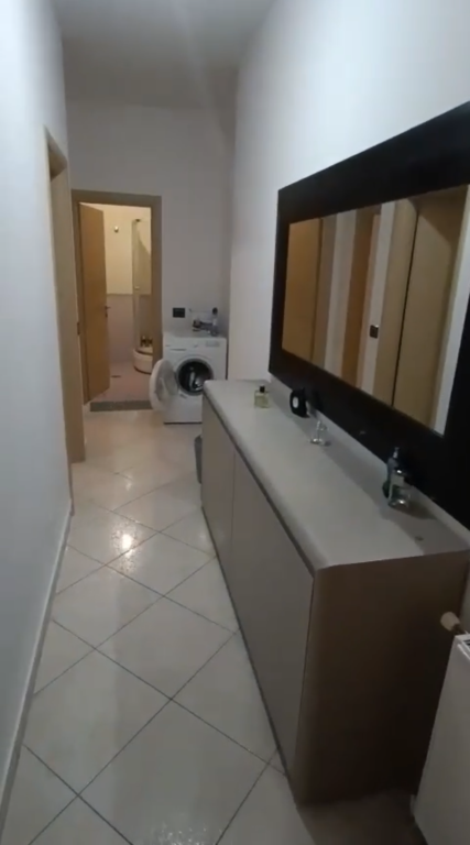 Apartment 2+1+2 at Komuna e Parisit
