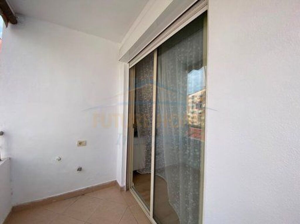 Shitet, Apartament 2+1, Fresku, Tiranë.