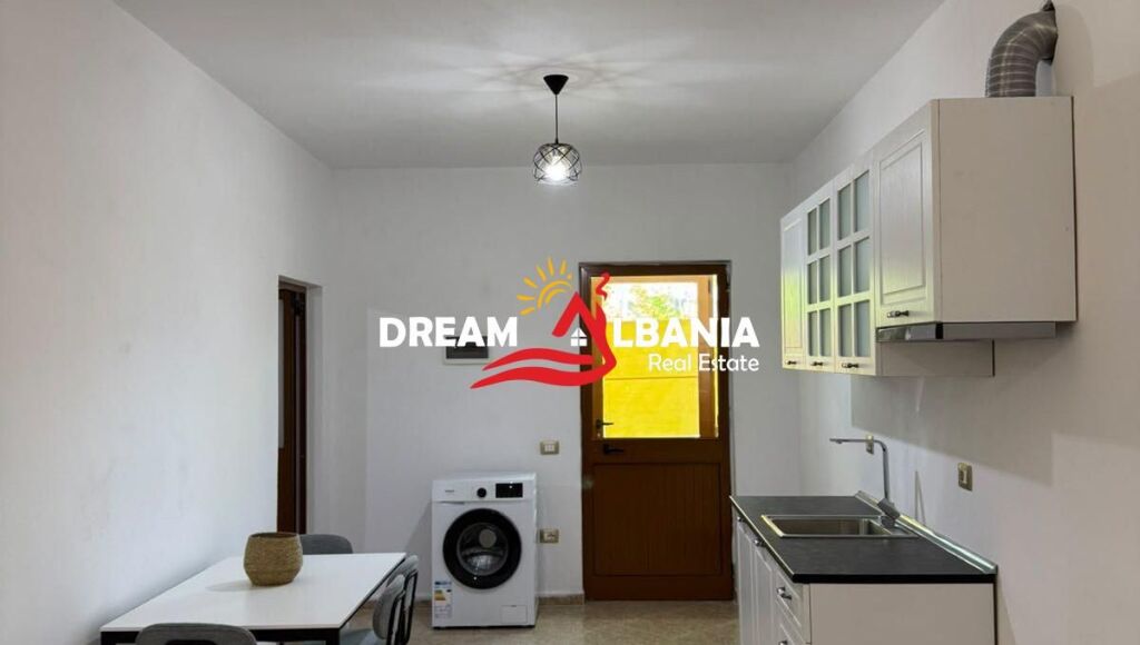 Si affitta il secondo piano di una casa privata nella zona di Shkoze vicino alla Rotonda (ID 4241095)