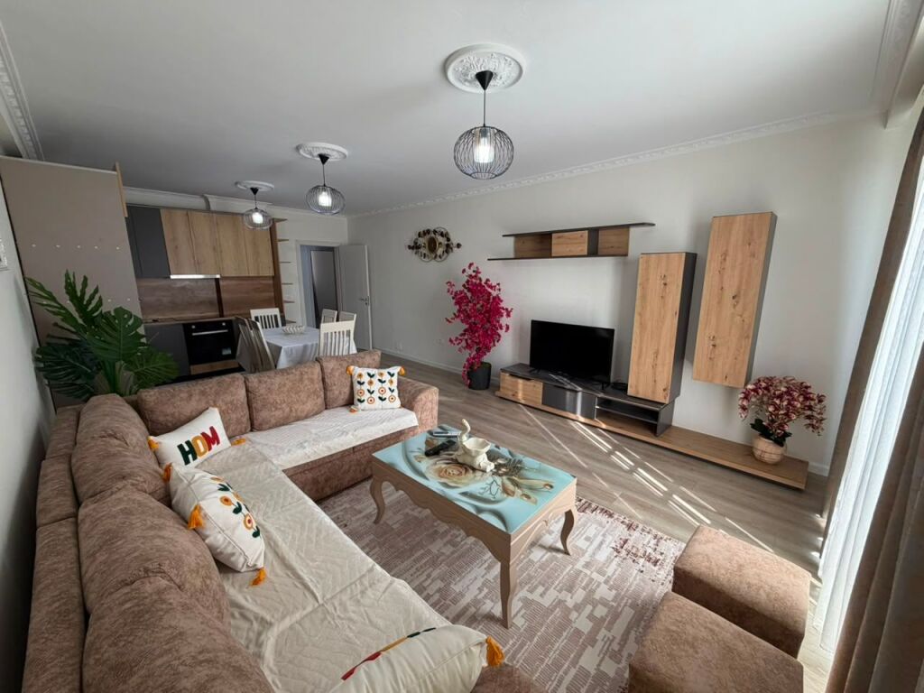 🏡 Affittasi Appartamento 2+1  📍 Posizione: Shkozë, vicino ai Palazzi Tom Doshi  ▪️ Appartamento 2+1 ▪️ Completamente arredato ▪️ 4° piano  💰 Prezzo: 43.000 Lek/mese (un po' negoziabile)  📩 Per maggiori informazioni o per una visita alla proprietà, contattaci.