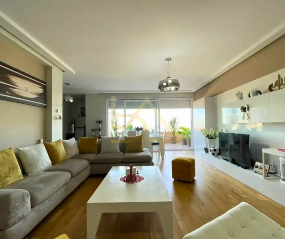 Penthouse Luksoz me Post Parkimi në Shitje – Kopshti Botanik, Tiranë