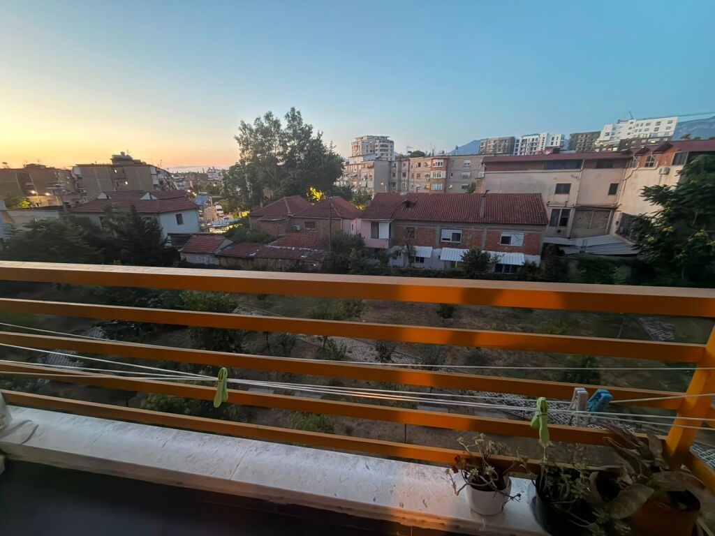 Jepet me qera 1+1 te e 88 laprake mobiluar 50000 lek