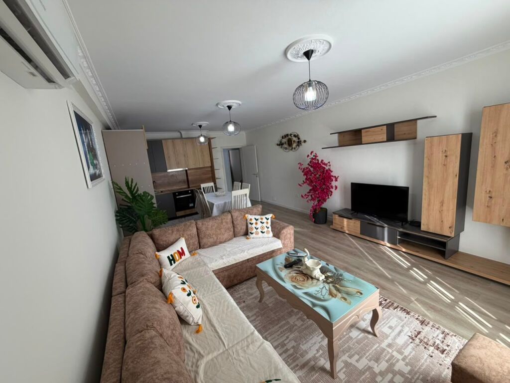 🏡 Affittasi Appartamento 2+1  📍 Posizione: Shkozë, vicino ai Palazzi Tom Doshi  ▪️ Appartamento 2+1 ▪️ Completamente arredato ▪️ 4° piano  💰 Prezzo: 43.000 Lek/mese (un po' negoziabile)  📩 Per maggiori informazioni o per una visita alla proprietà, contattaci.