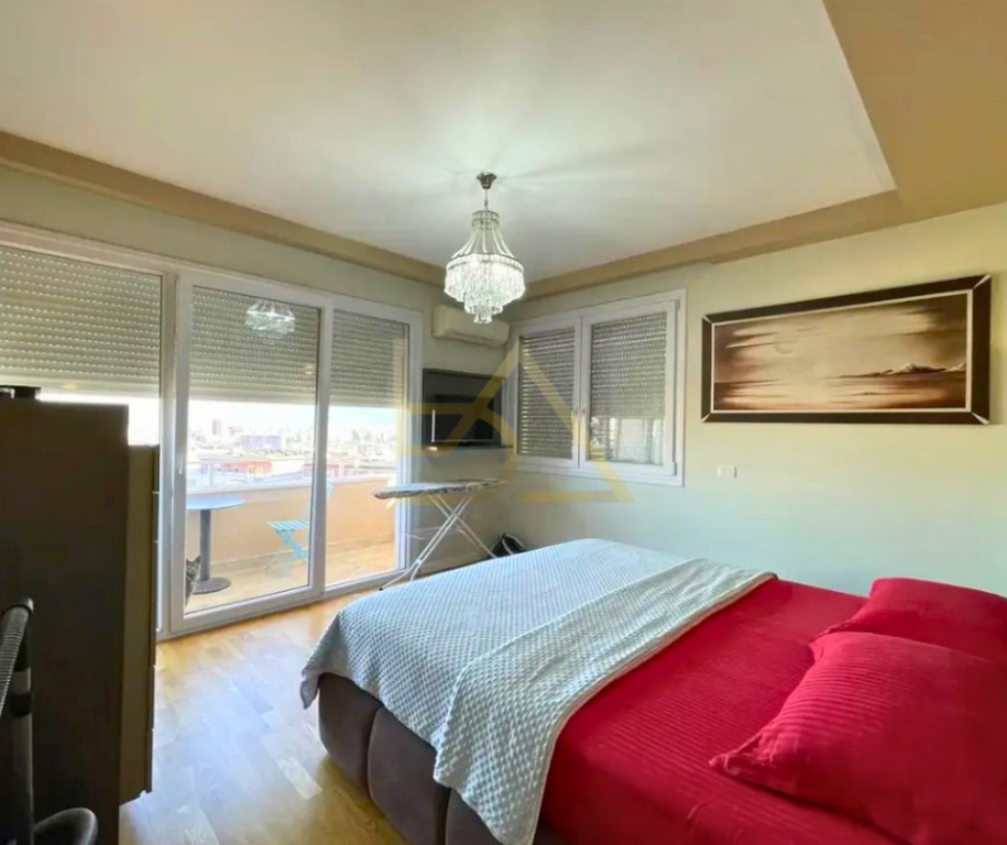 Penthouse Luksoz me Post Parkimi në Shitje – Kopshti Botanik, Tiranë