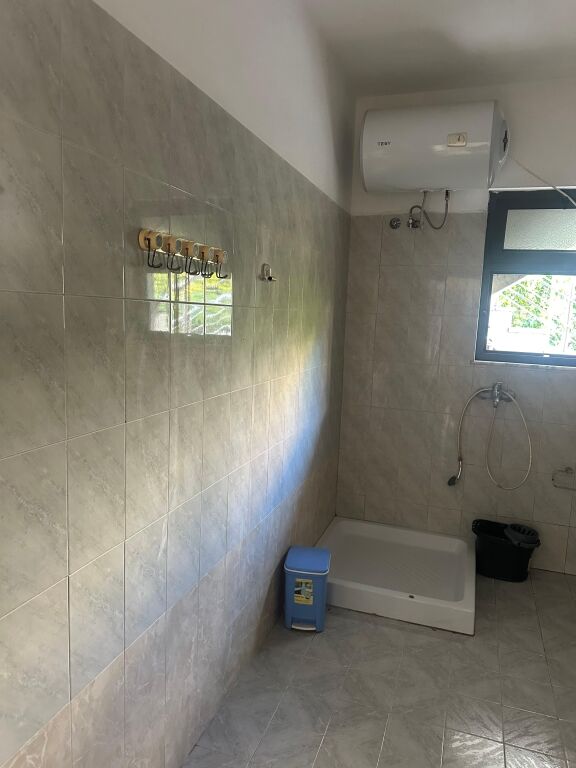 APARTAMENT 1+1. 25000 LEKE.PALLATI GRAND.ISH TREGU ELEKTRIK.