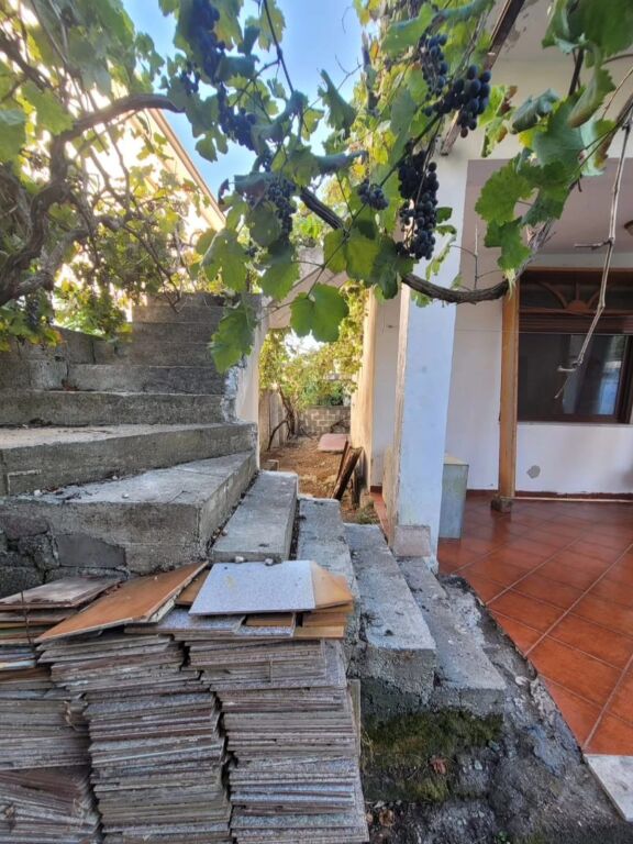 🏡 Shitet shtëpi private, vetëm 300 m nga qendra e Kavajës