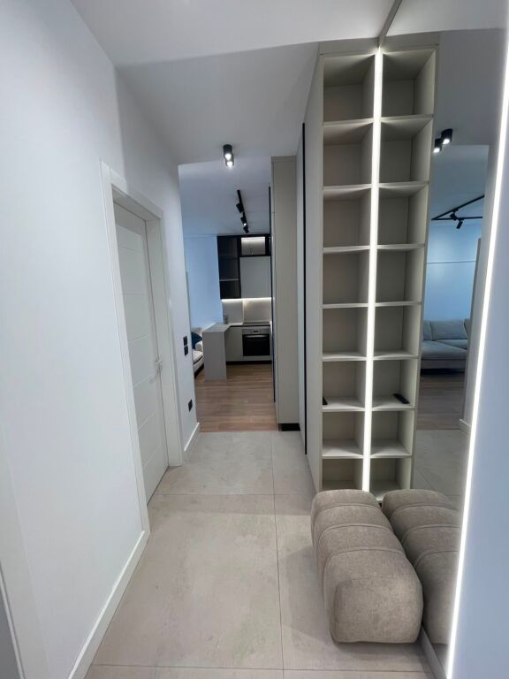 Jepet me qira 1+1 – Rezidenca Erli,Porcelan   📐 70 m², totalisht i mobiluar, me ballkon. 🚗 Përfshihet post parkimi, administrimi dhe interneti.  💶 80.000 lekë/muaj