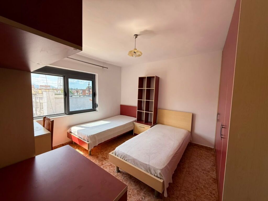 Affittasi appartamento 2+1 più ambiente cucina separato presso Pediatria Strada Principale, Via Bardhyl, Ospedale QSU, Xhamlliku, Oxhaku, Kinostudio, Porcelan, Scuola Unita, Medreseja, Farmacia 10.