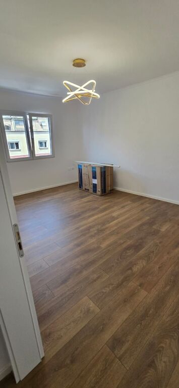 Shitet Apartament 1+1  Rr Ndre Mjeda ( mbrapa qendres Condor dhe përballë Delijorgjit