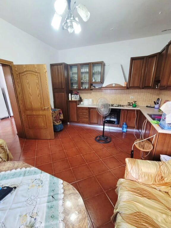 🏡 Shitet shtëpi private, vetëm 300 m nga qendra e Kavajës