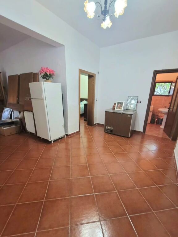 🏡 Shitet shtëpi private, vetëm 300 m nga qendra e Kavajës