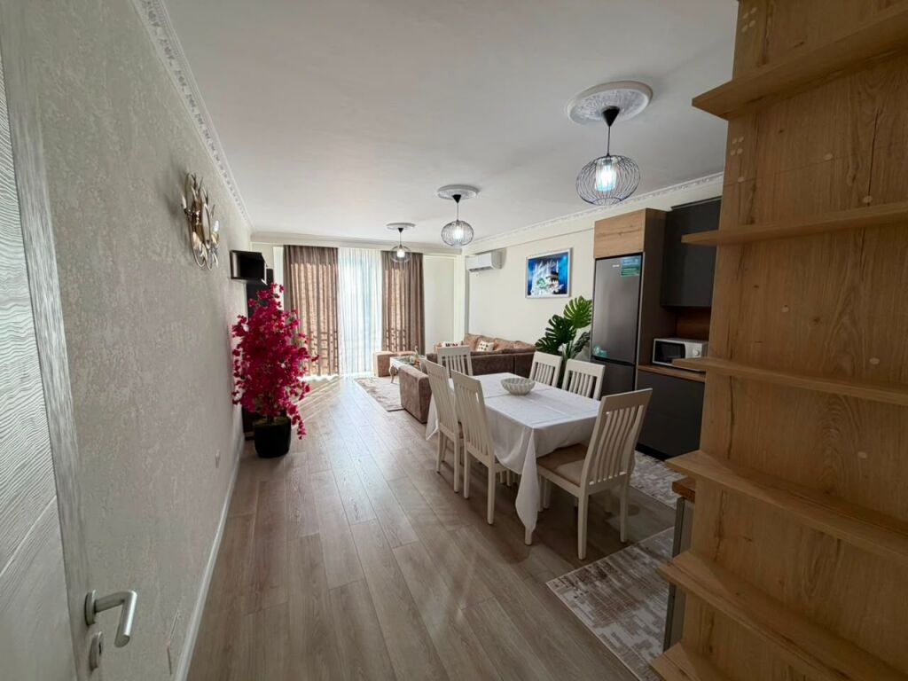 🏡 Affittasi Appartamento 2+1  📍 Posizione: Shkozë, vicino ai Palazzi Tom Doshi  ▪️ Appartamento 2+1 ▪️ Completamente arredato ▪️ 4° piano  💰 Prezzo: 43.000 Lek/mese (un po' negoziabile)  📩 Per maggiori informazioni o per una visita alla proprietà, contattaci.