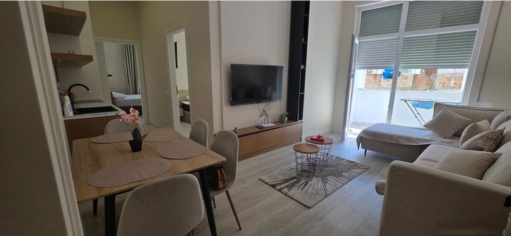 "Piazza Skënderbej" – Offriamo in Affitto Appartamento 2+1 Moderno!