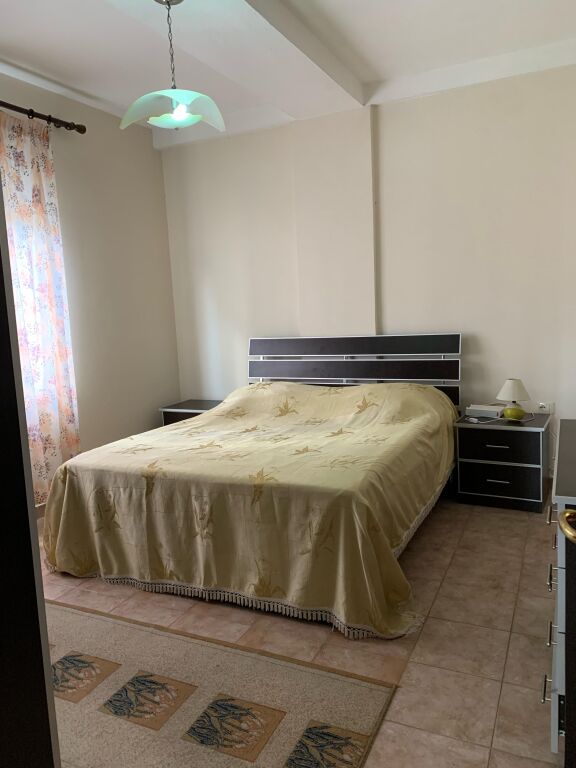 🏢In Piazza Willson, dietro l'ufficio postale n.8, si affitta appartamento 1+1 arredato, 65.000 Leke
