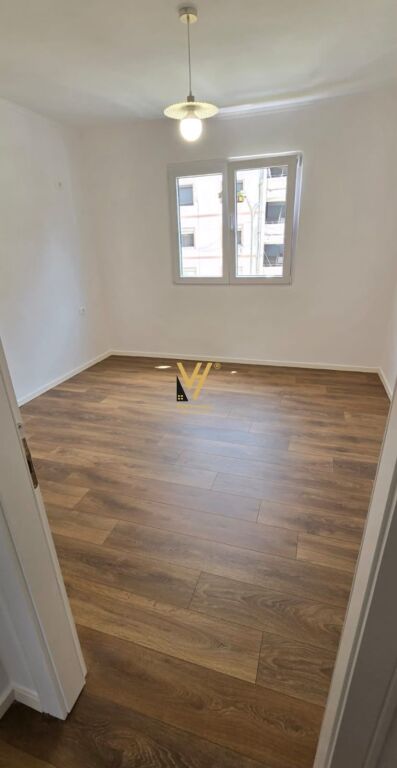 VENDESI APPARTAMENTO 1+1+BLK VICINO A VIA NDRE MJEDA 140.000 EURO