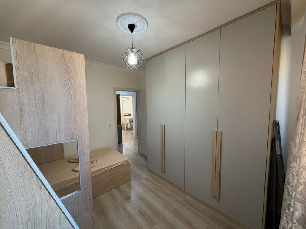 🏡 Affittasi Appartamento 2+1  📍 Posizione: Shkozë, vicino ai Palazzi Tom Doshi  ▪️ Appartamento 2+1 ▪️ Completamente arredato ▪️ 4° piano  💰 Prezzo: 43.000 Lek/mese (un po' negoziabile)  📩 Per maggiori informazioni o per una visita alla proprietà, contattaci.