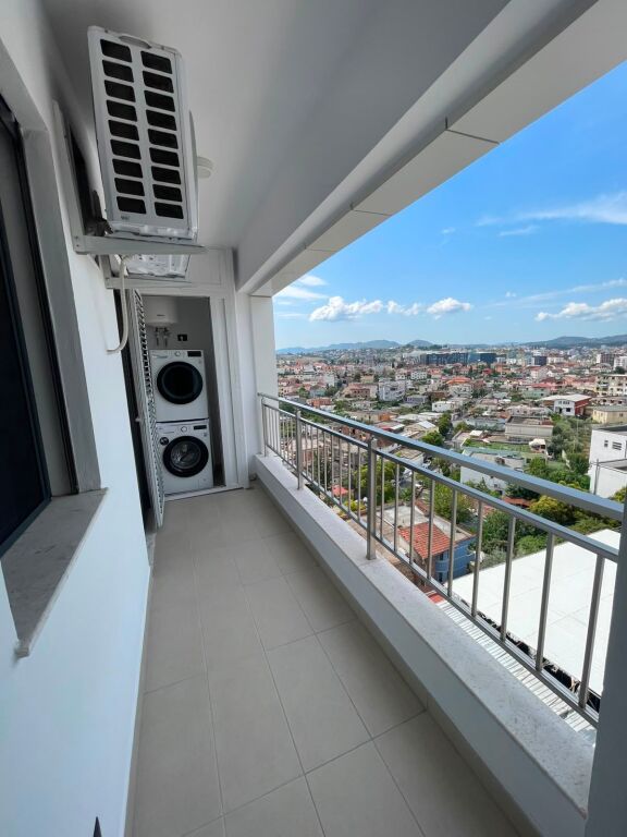 Jepet me qira 1+1 – Rezidenca Erli,Porcelan   📐 70 m², totalisht i mobiluar, me ballkon. 🚗 Përfshihet post parkimi, administrimi dhe interneti.  💶 80.000 lekë/muaj