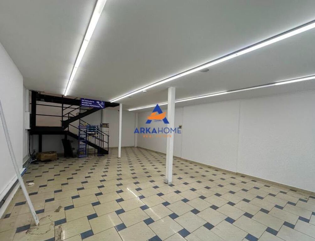 LOCALE COMMERCIALE/NEGOZIO DUPLEX 135M2 IN AFFITTO "VIA ISLAM ALLA, VICINO A MYSLYM SHYRI" 150000 LEKE