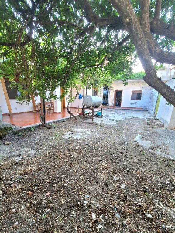 🏡 Shitet shtëpi private, vetëm 300 m nga qendra e Kavajës