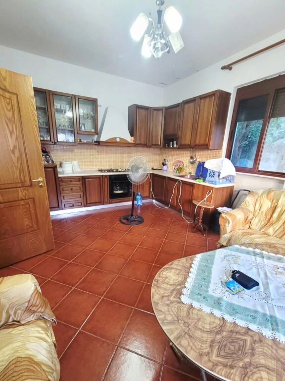🏡 Shitet shtëpi private, vetëm 300 m nga qendra e Kavajës