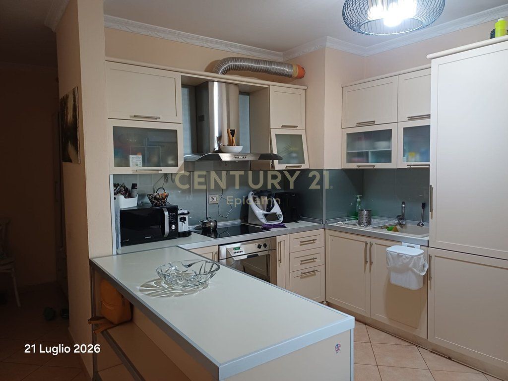 Vendiamo Appartamento 2+1+2+3 balconi nel Quartiere N. 1, Durrës