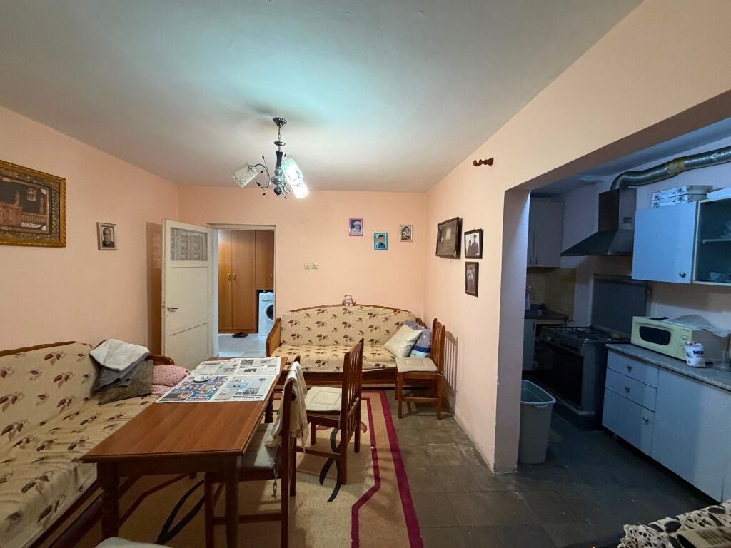Shitet Apartament 1+1 te Kazazi