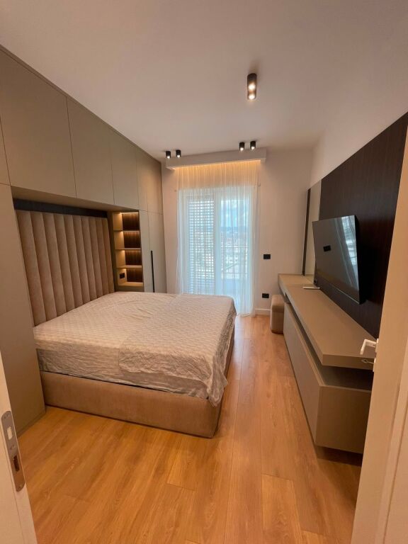 Jepet me qira 1+1 – Rezidenca Erli,Porcelan   📐 70 m², totalisht i mobiluar, me ballkon. 🚗 Përfshihet post parkimi, administrimi dhe interneti.  💶 80.000 lekë/muaj