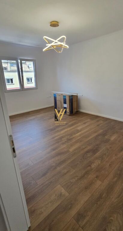VENDESI APPARTAMENTO 1+1+BLK VICINO A VIA NDRE MJEDA 140.000 EURO