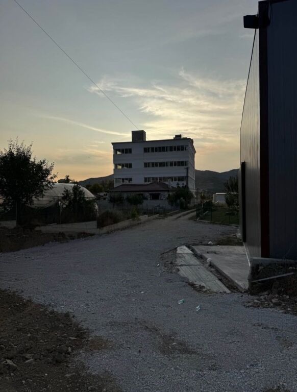 Me Qira një Kapanon multifunksional 400 m2 - Peze Helmes