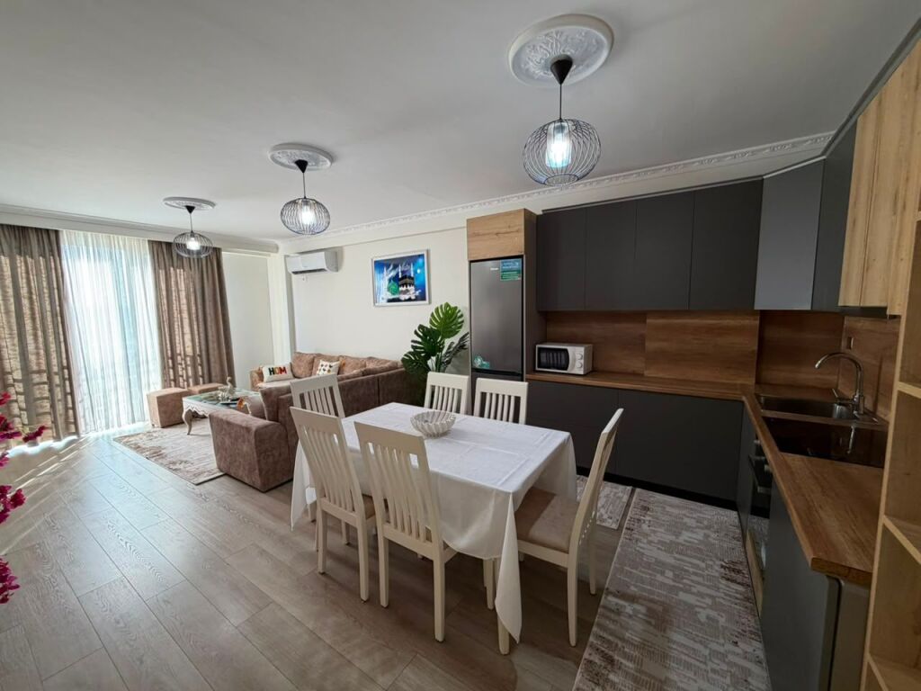 🏡 Affittasi Appartamento 2+1  📍 Posizione: Shkozë, vicino ai Palazzi Tom Doshi  ▪️ Appartamento 2+1 ▪️ Completamente arredato ▪️ 4° piano  💰 Prezzo: 43.000 Lek/mese (un po' negoziabile)  📩 Per maggiori informazioni o per una visita alla proprietà, contattaci.