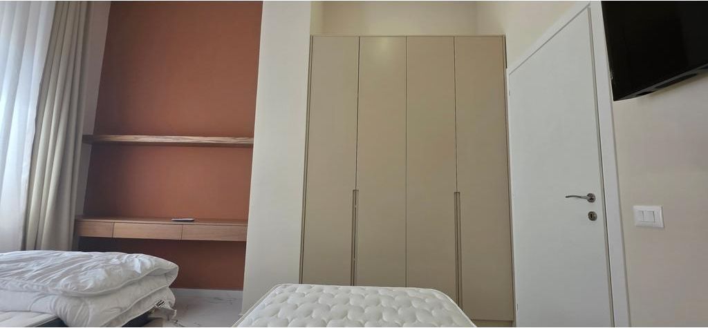 Apartament modern 2+1 me qira pranë Sheshit Skënderbej