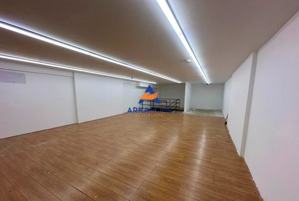 LOCALE COMMERCIALE/NEGOZIO DUPLEX 135M2 IN AFFITTO "VIA ISLAM ALLA, VICINO A MYSLYM SHYRI" 150000 LEKE