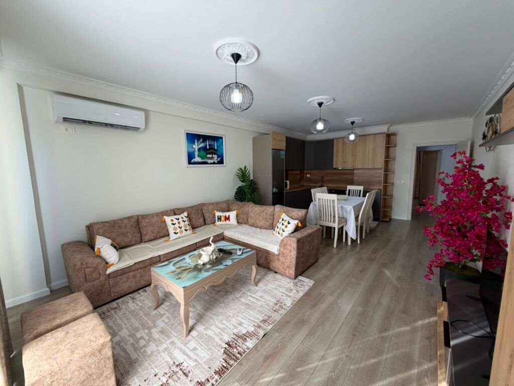 🏡 Affittasi Appartamento 2+1  📍 Posizione: Shkozë, vicino ai Palazzi Tom Doshi  ▪️ Appartamento 2+1 ▪️ Completamente arredato ▪️ 4° piano  💰 Prezzo: 43.000 Lek/mese (un po' negoziabile)  📩 Per maggiori informazioni o per una visita alla proprietà, contattaci.