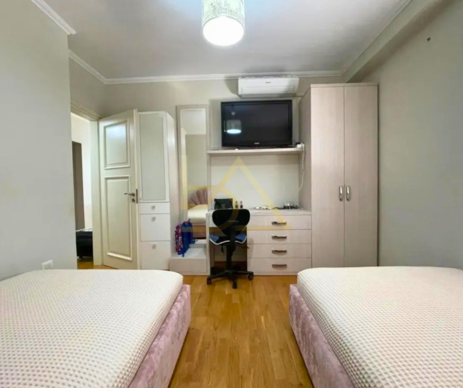 Penthouse Luksoz me Post Parkimi në Shitje – Kopshti Botanik, Tiranë