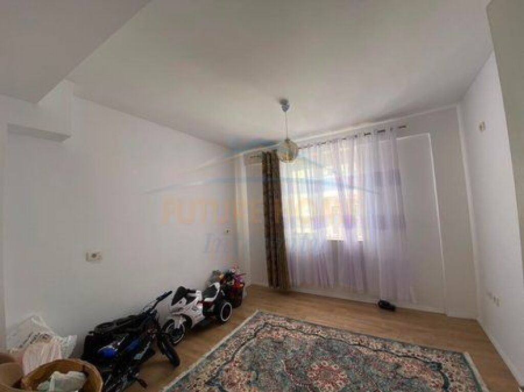 Shitet, Apartament 2+1, Fresku, Tiranë.