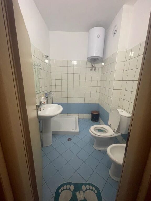 Apartment 1+1 for sale – Shkëmbi i Kavajës, near Hotel Koloseu  📍 Just a few steps from the beach  ▪️ Area: 59 m² ▪️ Typology: 1+1 ▪️ Floor: 2 with elevator ▪️ Furnished, ready to live in ▪️ Layout: living room + kitchen, 1 bedroom, bathroom and balcony  Located in a highly sought-after area, with easy access to the beach, restaurants, and all services.  💶 Price: 82 million lek  (slightly negotiable)