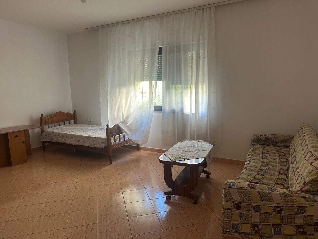 APARTAMENT 1+1. 25000 LEKE.PALLATI GRAND.ISH TREGU ELEKTRIK.