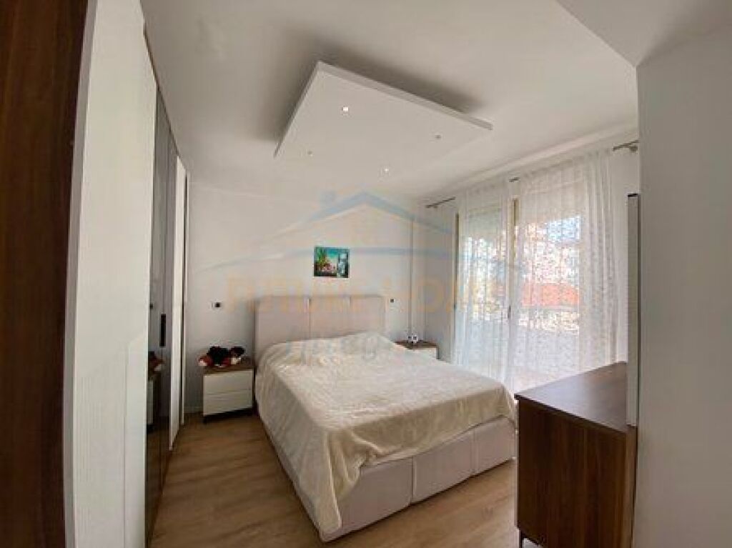 Shitet, Apartament 2+1, Fresku, Tiranë.