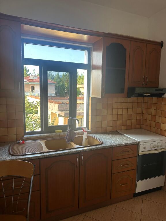 APARTAMENT 1+1. 25000 LEKE.PALLATI GRAND.ISH TREGU ELEKTRIK.
