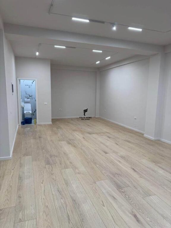 OFFICE FOR RENT 80 M2 PORCELAIN 80,000 LEKE FH-84974