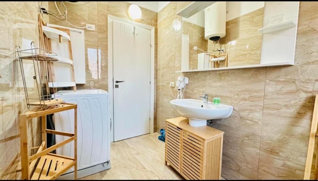 🏡 Jepet me qira afatgjatë apartament 1+1 - Lungomare, Vlorë