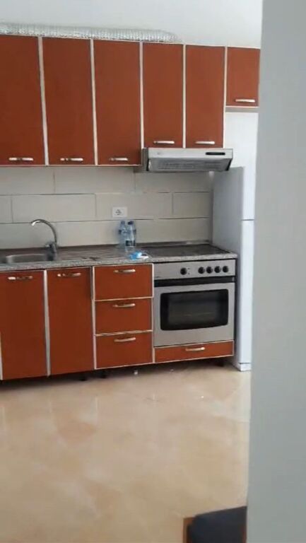 🏢Nella zona del Lago Secco, vicino al Ristorante Primus, si affitta appartamento 2+1 arredato. 50.000 Leke      