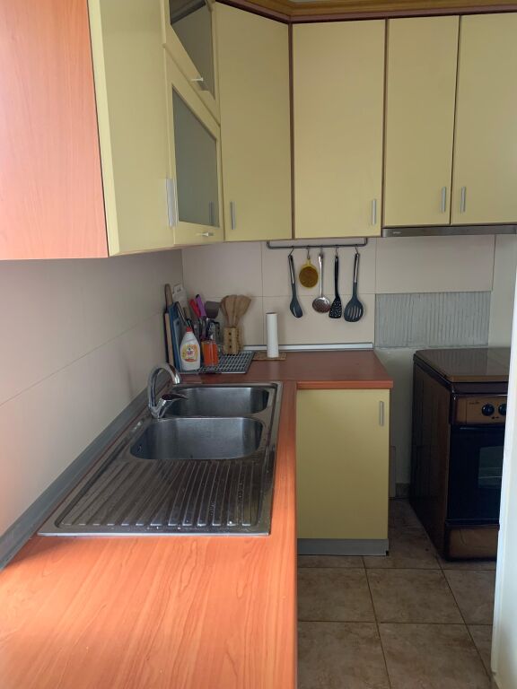 🏢In Piazza Willson, dietro l'ufficio postale n.8, si affitta appartamento 1+1 arredato, 65.000 Leke
