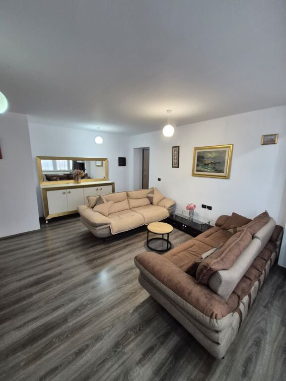 Shitet apartament 2+1 tek Ish Fusha e Aviacionit , prane Bar Discover .