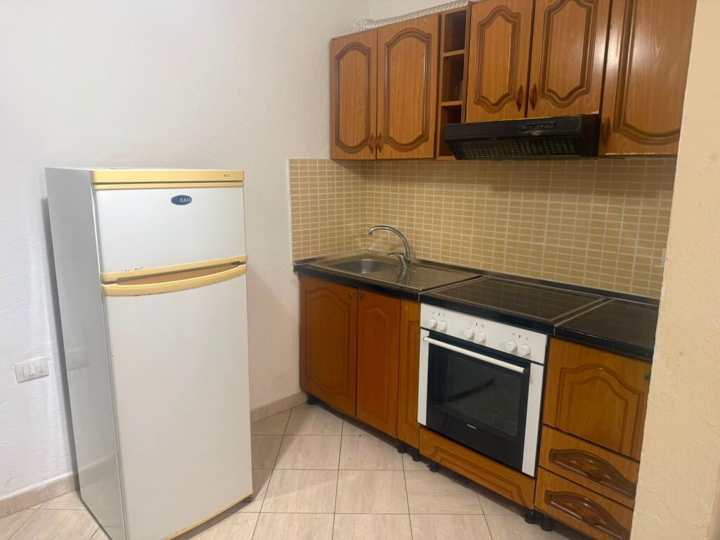 🏠 Astir,jepet me qera,ne katin e 1-re te nje vile apartament 2+1, i mobiluar.40,000Leke