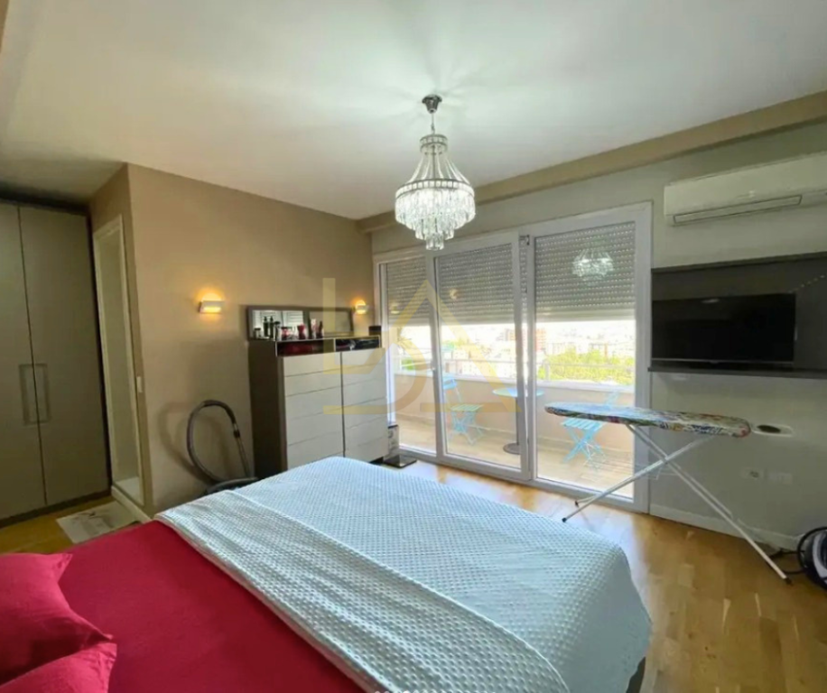 Penthouse Luksoz me Post Parkimi në Shitje – Kopshti Botanik, Tiranë